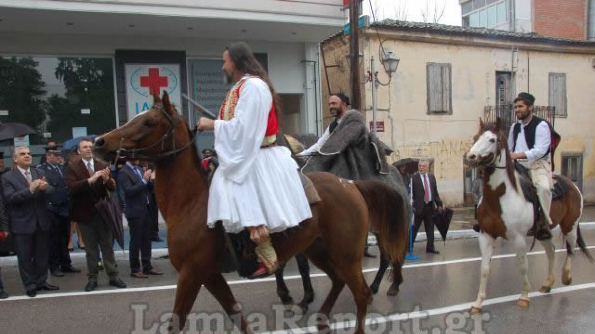 Παρέλαση με άλογα μπροστά στον Γκλέτσο (βίντεο)